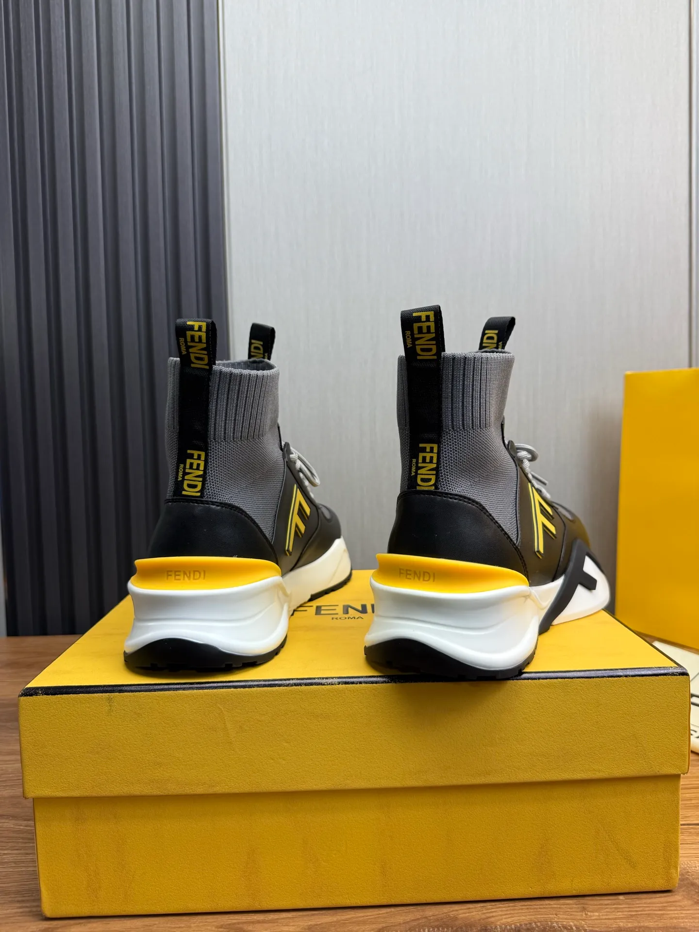 Men's men's shoes 💰560💰 Fendi [Fendi] hot style is on the market 🔥Fashionable casual men's shoes 🔱 Made of original brand fly knit fabric. Original cowhide + breathable mesh lining + sheepskin feet. Perfect shape and top quality, you deserve it 🔜Original rubber outsole, ultra-light, non-slip and wear-resistant 👣 Standard size 38-44